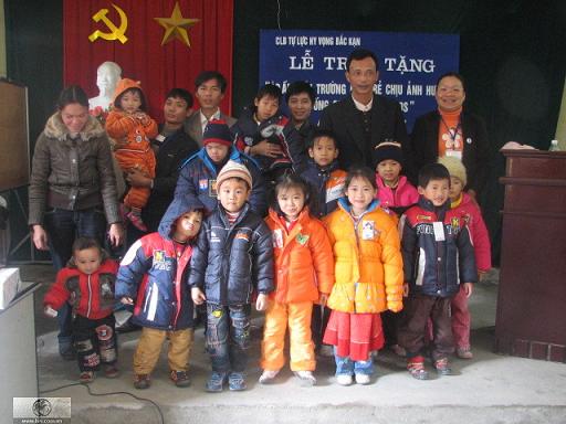 Câu lạc bộ Hy Vọng Bắc Kạn tổ chức buổi lễ trao áo ấm cho các bé chịu ảnh hưởng và sống chung với HIV/AIDS