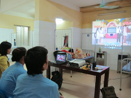 “Chữa” bệnh AIDS bằng chiếu phim