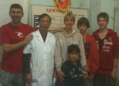 Cậu bé nhiễm HIV tìm về nơi chôn nhau cắt rốn