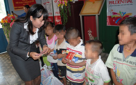 Vĩnh Long : Mang tết đến trẻ nhiễm HIV/AIDS