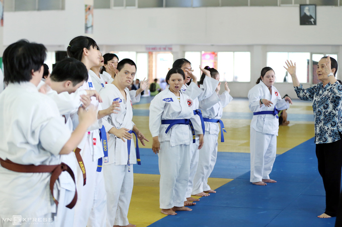 Võ sư 70 tuổi ‘dạy văn, luyện võ’ cho trẻ khuyết tật