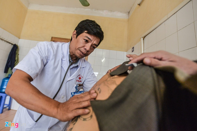 Người đàn ông nhiễm HIV sau một lần xăm hình