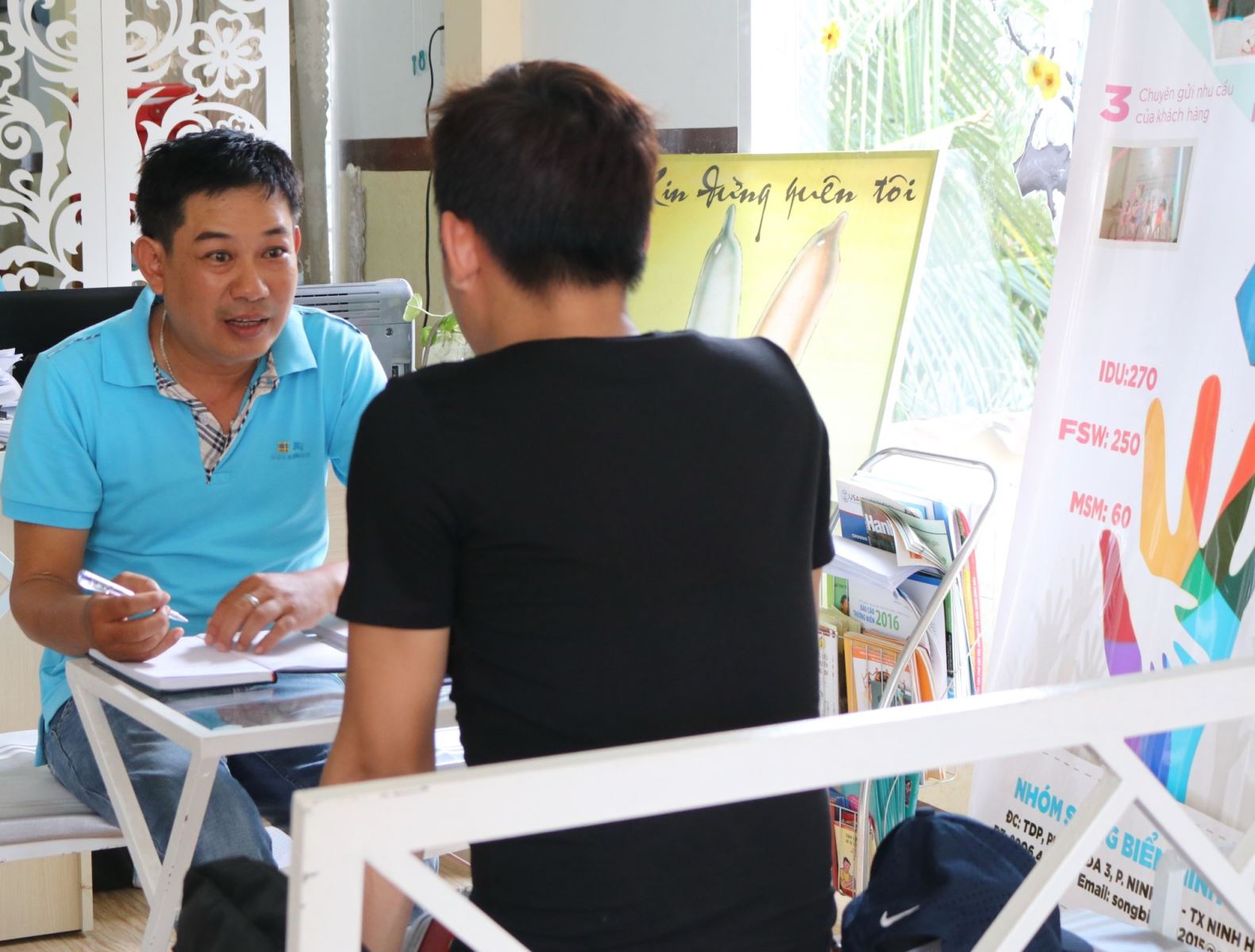 Vá’ những góc khuất trong thế giới người đồng tính nam