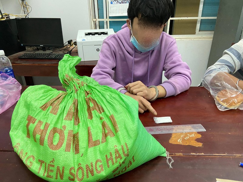 Giấu ma túy đá trong 'lương thực thiết yếu' để thông chốt kiểm soát